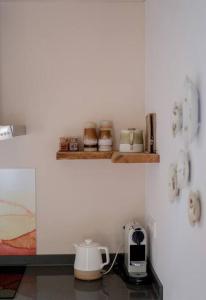 uma cozinha com um balcão e comodidades para preparar café numa prateleira em Hjort I Tiny House em Epe