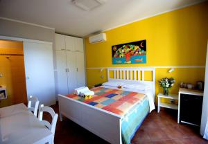 A bed or beds in a room at ARIA DI MARE, Manarola - Camere con vista mare!