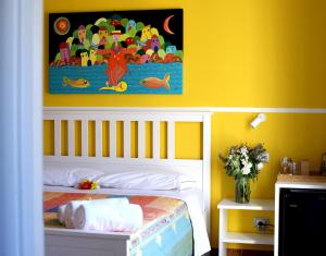 A bed or beds in a room at ARIA DI MARE, Manarola - Camere con vista mare!