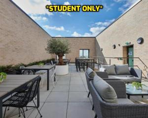 d'une terrasse avec des canapés, des tables et des chaises. dans l'établissement Student Only Zeni Ensuite Rooms, Southampton, à Southampton