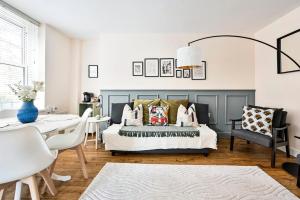una camera con letto, tavolo e sedie di GuestReady - Classy haven near Camden Town a Londra