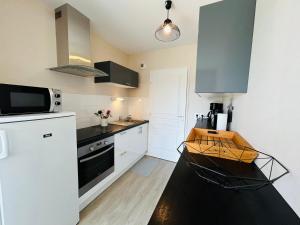 Kuchyňa alebo kuchynka v ubytovaní Appartement vue mer, terrasse parking et plage + 15 fotografií