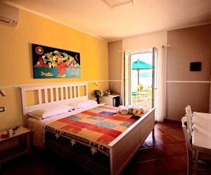 A bed or beds in a room at ARIA DI MARE, Manarola - Camere con vista mare!
