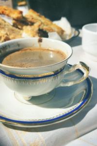 una tazza di caffè su un piatto su un tavolo di Vadul Chiquita a Vadu