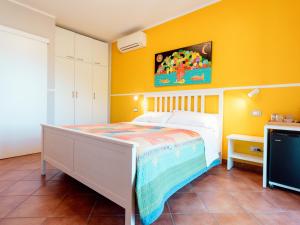 A bed or beds in a room at ARIA DI MARE, Manarola - Camere con vista mare!