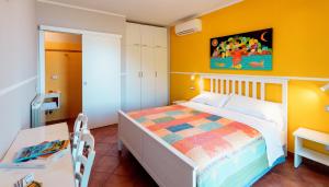 A bed or beds in a room at ARIA DI MARE, Manarola - Camere con vista mare!