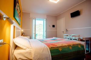 A bed or beds in a room at ARIA DI MARE, Manarola - Camere con vista mare!