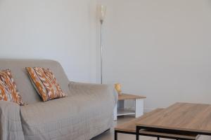sala de estar con sofá y mesa en GuestReady - Peaceful Retreat in Antibes, en Antibes