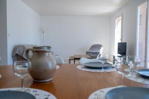 stół jadalny z wazonem i okularami w obiekcie GuestReady - Peaceful Retreat in Antibes w mieście Antibes