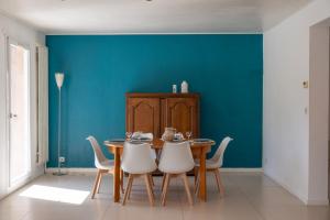 comedor con mesa de madera y sillas blancas en GuestReady - Peaceful Retreat in Antibes, en Antibes