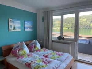 a bedroom with a bed and a window with a view at Seewohnung Zentral in Millstatt