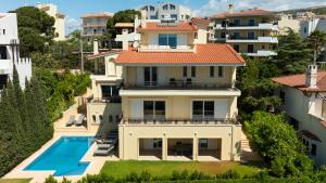 eine Luftansicht eines Hauses mit Pool in der Unterkunft Villa Domus Riviera in Athen