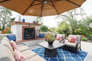 Ruang duduk di Luxury Home with Heated Pool - Spa and Lighted Pickle Ball Court