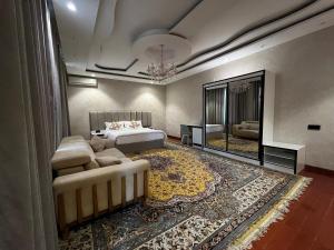 1 dormitorio con cama y alfombra grande en HOTEL DEHLAVI o, en Dushanbe