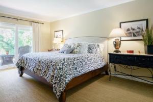 Katil atau katil-katil dalam bilik di Luxury Home with Heated Pool - Spa and Lighted Pickle Ball Court +10 gambar