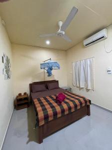 1 dormitorio con 1 cama y ventilador de techo en Romance in Bey, en Arugam Bay