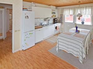 Virtuvė arba virtuvėlė apgyvendinimo įstaigoje Holiday home LAHOLM XIV