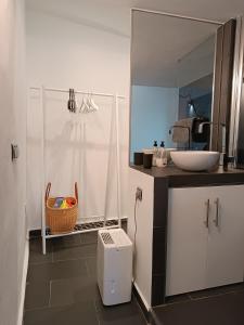 uma cozinha com um lavatório e um balcão com um espelho em Mar a la Vista em Vejer de la Frontera