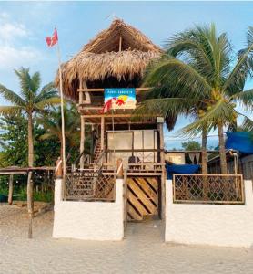 domek na plaży z palmą w obiekcie Hostal Punta Cangrejo w mieście San Onofre