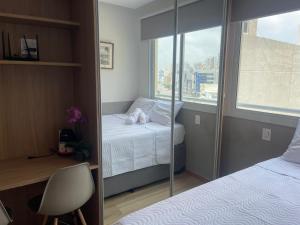 - une chambre avec 2 lits et une fenêtre avec vue dans l'établissement Noamar Pituba, à Salvador