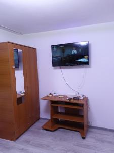 En TV eller et underholdningssystem på Apartament 2 camere