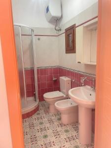 een badkamer met een toilet en een wastafel bij Cairoli Apartments in Licata