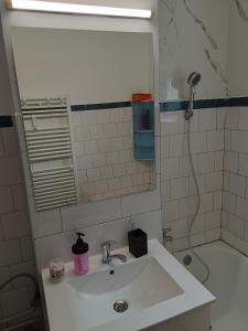 Kylpyhuone majoituspaikassa Apartament 2 camere