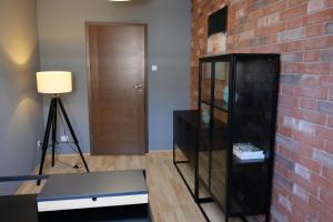 Televízia a/alebo spoločenská miestnosť v ubytovaní Apartament Poddasze Artysty Mieszkanie Ozonowane