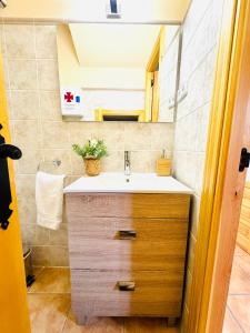 ein Bad mit einem Waschbecken und einem Spiegel in der Unterkunft LA PORTADA DE ABAJO in Gallegos