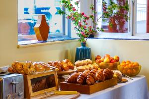 einen Tisch mit vielen verschiedenen Arten von Gebäck in der Unterkunft Hotel Del Sol in San Francisco