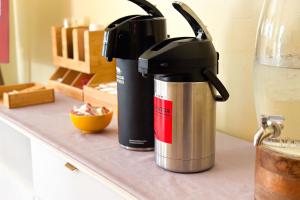 une cafetière assise au-dessus d'un comptoir dans l'établissement Hotel Del Sol, à San Francisco