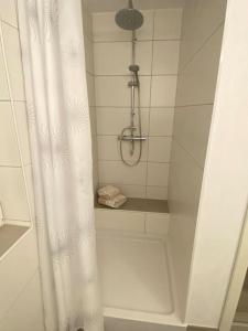 a shower with a white shower curtain in a bathroom at Ferienwohnung Privatunterkunft in Zweibrücken