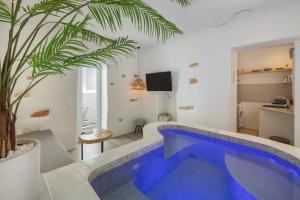 TV a/nebo společenská místnost v ubytování Barbarigos luxury spa apartments