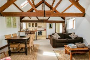 a living room with a couch and a table at Glyme Flat - Peaceful Country Retreat! in Chipping Norton