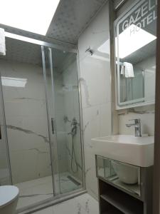 La salle de bains est pourvue d'une douche et d'un lavabo. dans l'établissement gazelle suites, à Istanbul