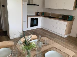 O bucătărie sau chicinetă la Appartement cosy au coeur du Haut-Jura