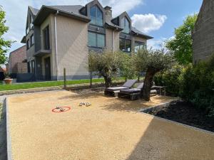 Taman di luar J and R flanders fields holiday homes