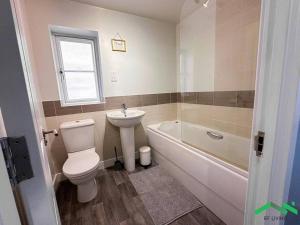 Ένα μπάνιο στο Stylish 2bed - Contractors Welcome - Free Parking