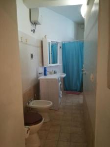 Un baño con inodoro, lavabo y ducha. en Casa Vittoria, en Vignacastrisi