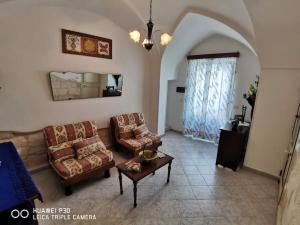 Una sala de estar con dos sofás y una mesa. en Casa Vittoria, en Vignacastrisi