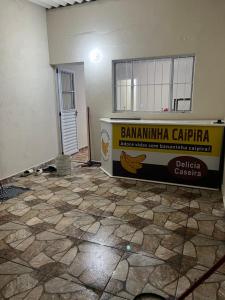 ein leeres Zimmer mit einer Theke und gekreuztem Boden in der Unterkunft Casa do Monte in Guarulhos