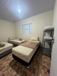 2 Betten in einem Zimmer mit 2 Etagenbetten in der Unterkunft Casa do Monte in Guarulhos