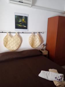 サンピエリにあるCasa Rosatiのベッドルーム1室(ベッド1台、壁にハート2つ付)