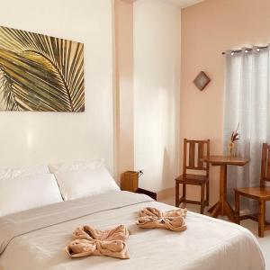 Postel nebo postele na pokoji v ubytování Abihon HoferHaus Mactan Guesthouse