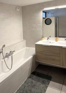 Ванная комната в Chez Marlay, centre ville , 3 chambres , clim