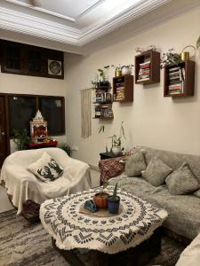 uma sala de estar com um sofá e uma mesa em Atharva's Homestay by Goaround Homes em Nova Deli