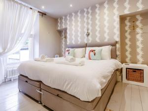 1 dormitorio con 1 cama grande con sábanas blancas en 2 Bed in Brixham 80453, en Brixham