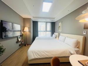 Un dormitorio con una cama grande y una ventana en INN-The City MyeongDong en Seúl
