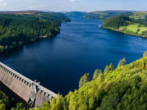 a view of a river and a bridge over a body of water at 3 Bed in Llanrhaeadr Ym Mochnant 85799 in Llanrhaeadr-ym-Mochnant