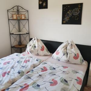 uma cama com duas almofadas em cima em Ferienhaus in Gnas em Gnas